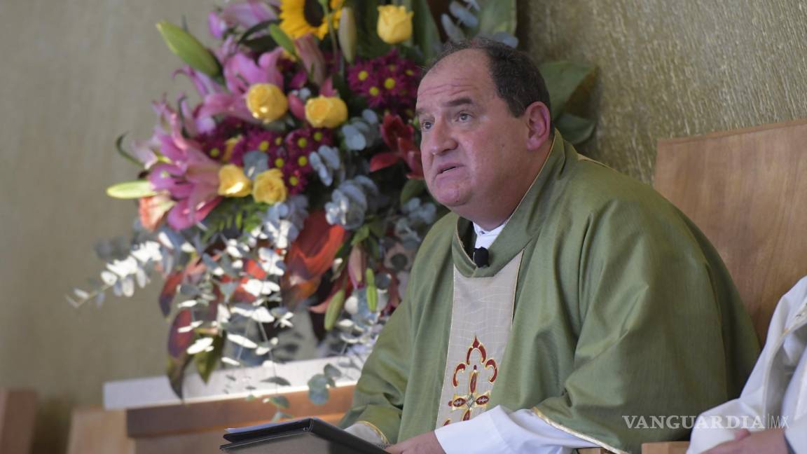 $!Vivir en unión libre es pecado: llama Obispo de Saltillo a ‘vocación del matrimonio’