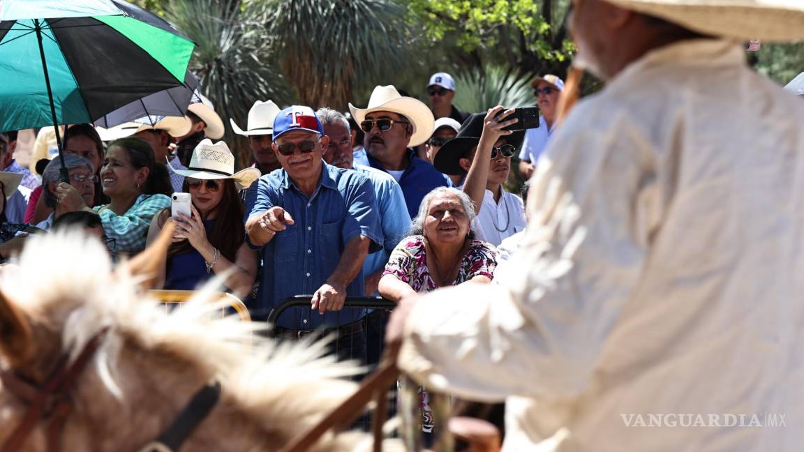 $!Familias muzquenses y visitantes se congregaron en las calles para presenciar el paso del ganado durante el recorrido.