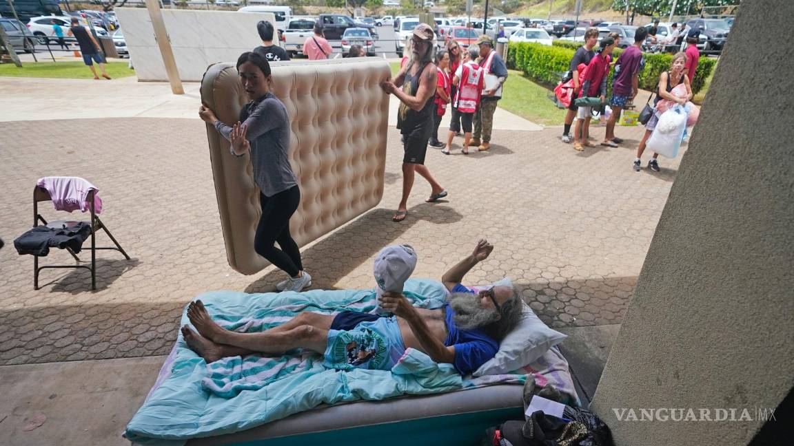 $!Thomas Leonard en un colchón hinchable en un centro para evacuados habilitado en el War Memorial Gymnasium, luego de que su casa en Lahaina se quemara.