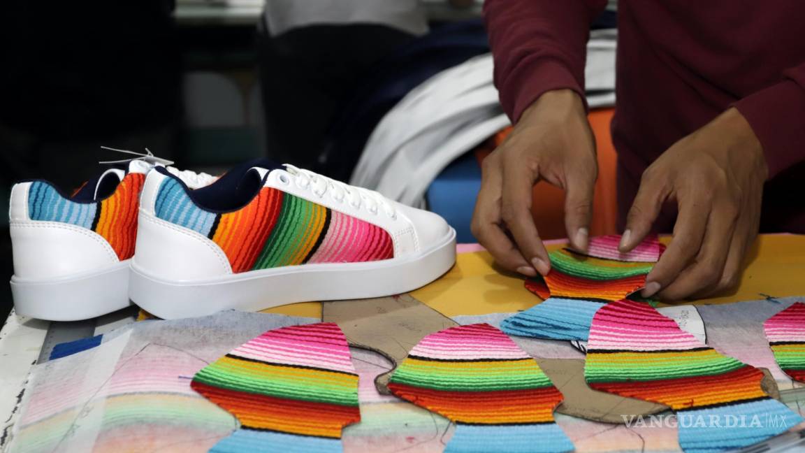 Zapatos deportivos artesanales hechos con sarape de telar, un producto de la pandemia