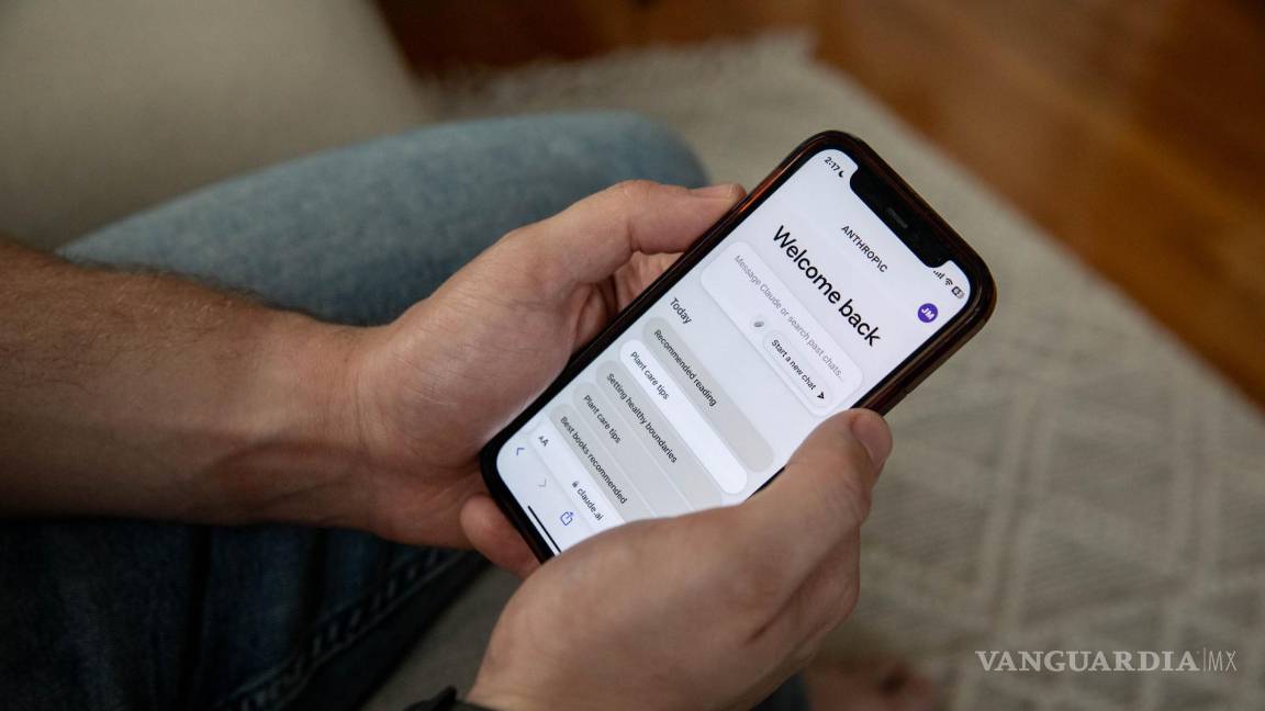 $!Un teléfono inteligente que opera el nuevo Claude A.I. asistente, en Queens, Nueva York.