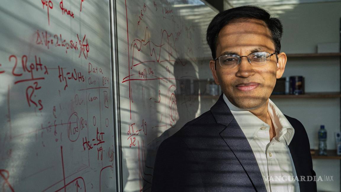 $!El astrofísico Nikku Madhusudhan en el Instituto de Astronomía de la Universidad de Cambridge en Inglaterra.