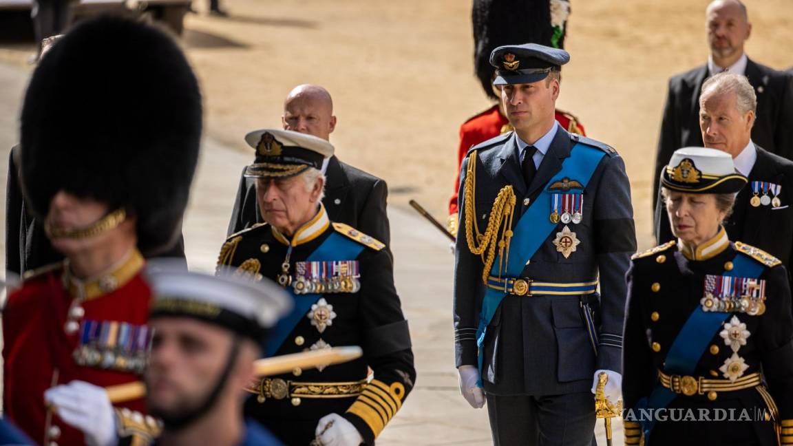 $!El Rey Carlos III (C-I) la Princesa Ana (D) y el Príncipe William, el Príncipe de Gales (C, detrás) siguen el ataúd en el cortejo fúnebre estatal de Isabel II en Londres.