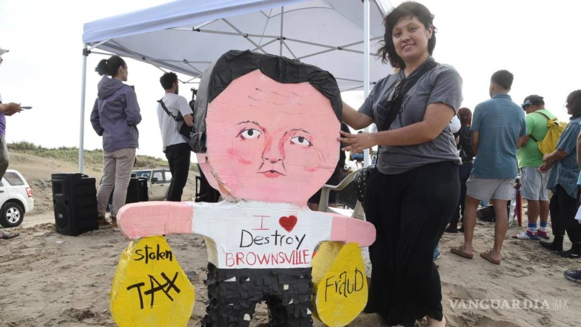 $!Natalia Salinas sostiene una piñata de Elon Musk durante una protesta en la playa de Boca Chica, Texas, la tarde del sábado 3 de mayo de 2025.
