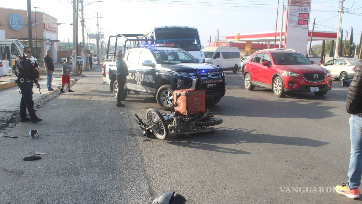 Camioneta derriba a repartidor de comida en Saltillo