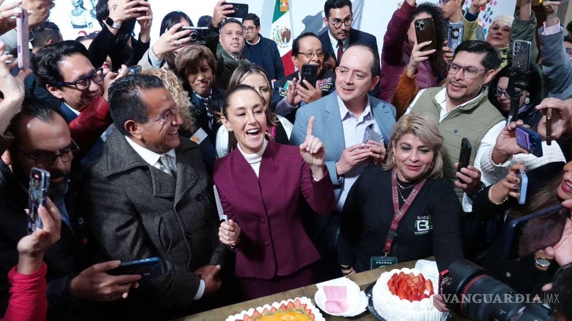 Dos desfiles, dos cumpleaños. Los comparsas matutinos