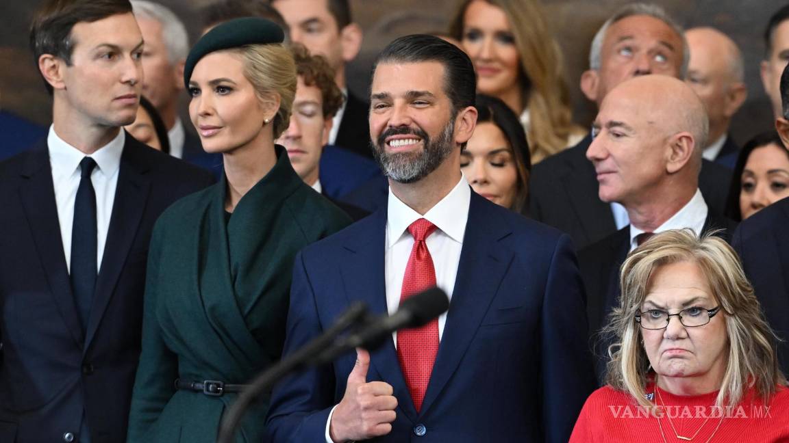 $!Donald Trump Jr. (C) levanta el pulgar durante la ceremonia de investidura antes de que Donald Trump preste juramento como el 47º presidente de Estados Unidos.
