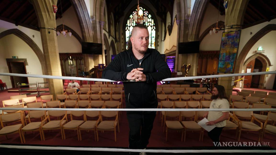 $!Gareth Angel Thompson, fundador del organismo de beneficencia Kingdom Wrestling, en la iglesia de San Pedro antes de lucha libre en Shipley, Reino Unido.