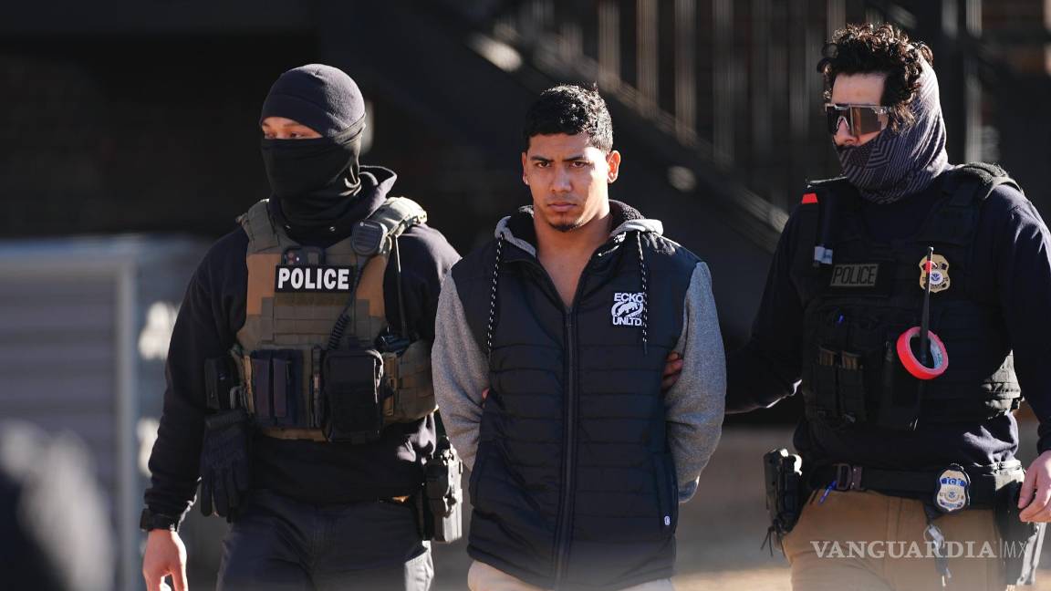 $!Autoridades escoltan a un sospechoso después de una redada el 5 de febrero de 2025, en el este de Denver.