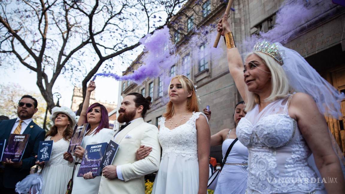 Vestidas de novias, protestan víctimas de violencia vicaria frente a la SCJN