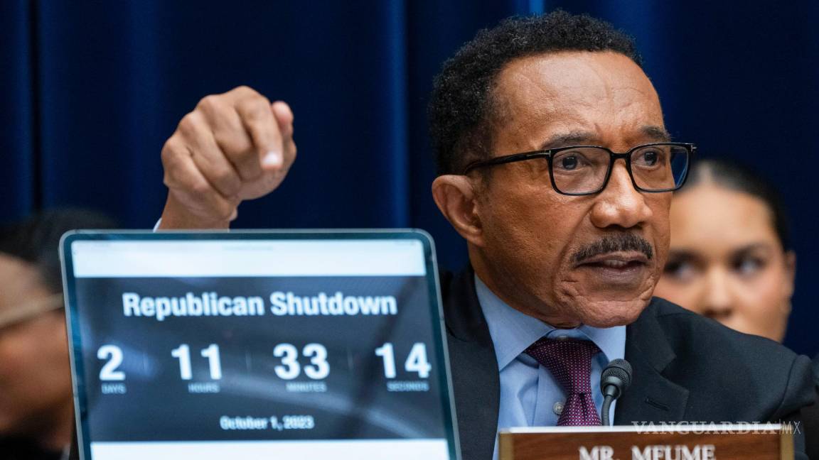 $!El representante Kweisi Mfume, demócrata por Maryland, señala un reloj de cuenta atrás con el tiempo que queda antes del cierre del gobierno.