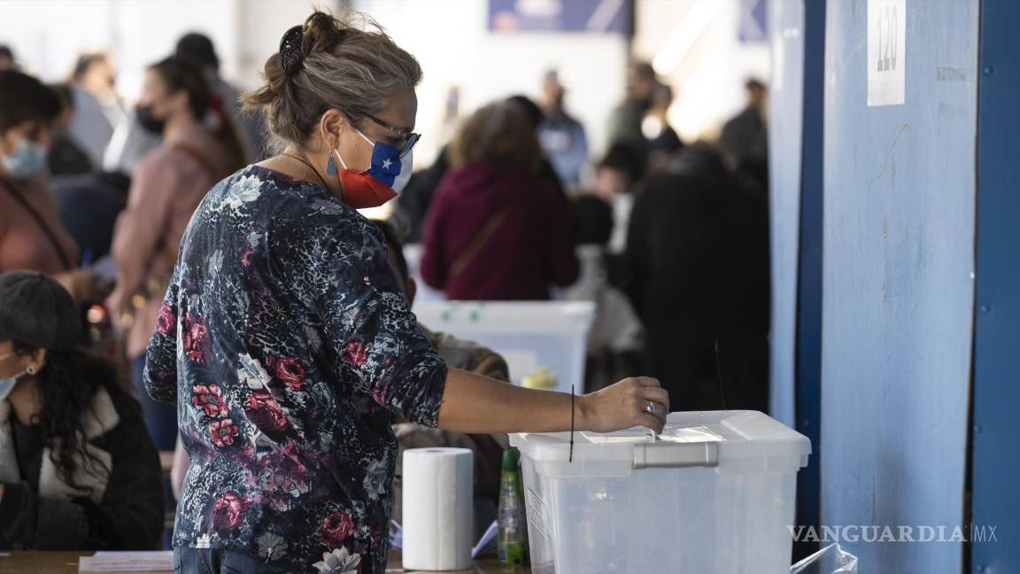 $!Cerca de 3 mil centros de votación han abierto este domingo en Chile.
