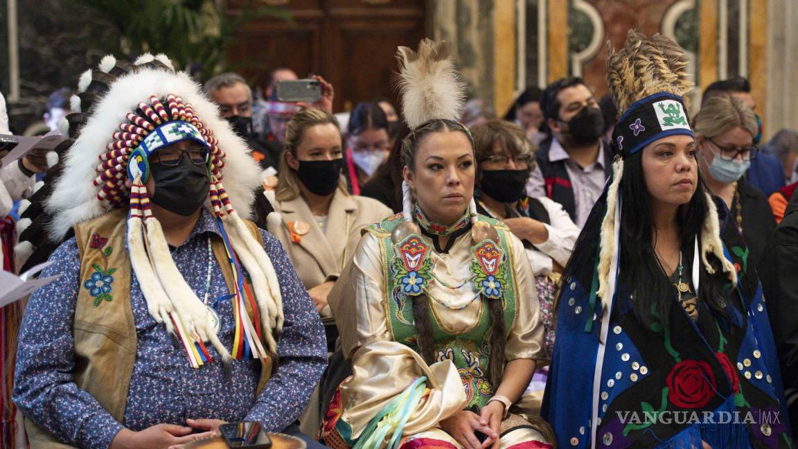 $!Miembros de una delegación de los Pueblos Indígenas de Canadá que asistieron a una audiencia con el Papa Francisco en la Ciudad del Vaticano.
