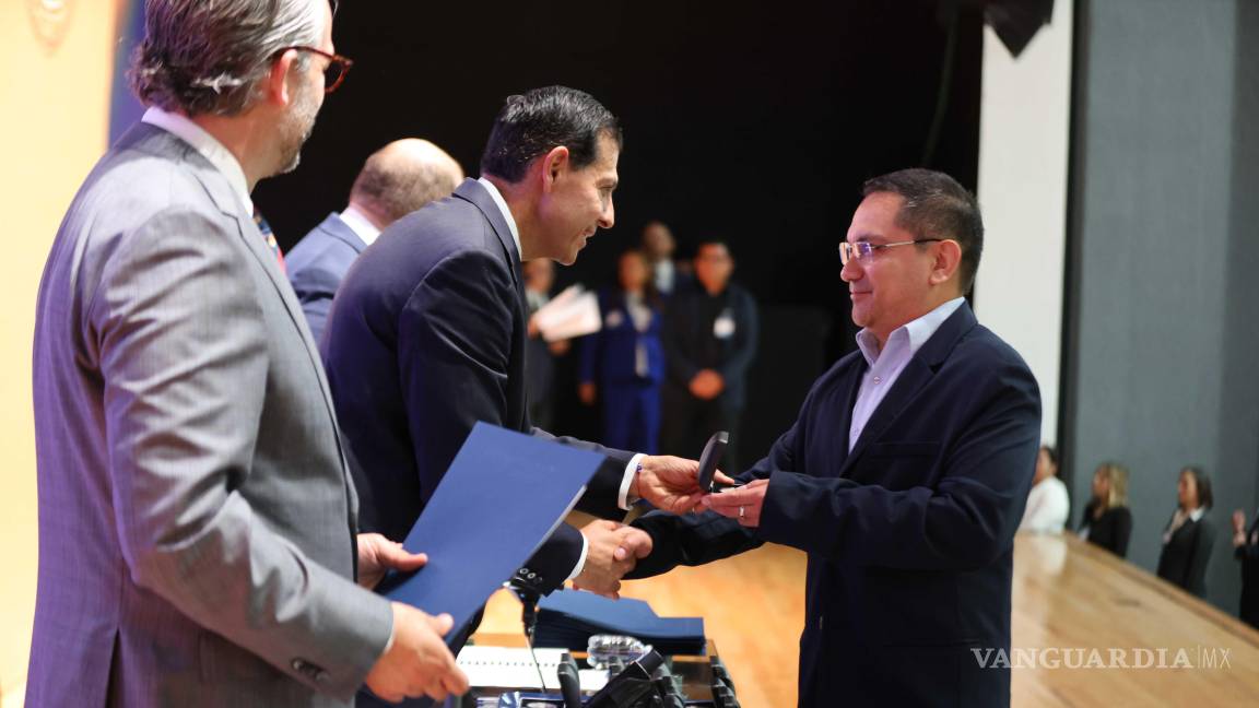 $!47 académicos fueron reconocidos por 20 años de servicio ininterrumpido.