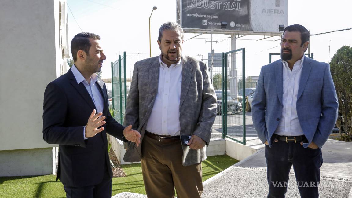 $!Diego Gándara Cavazos (izq) propuso que en todos los cruces con vías de ferrocarril, existan puentes.