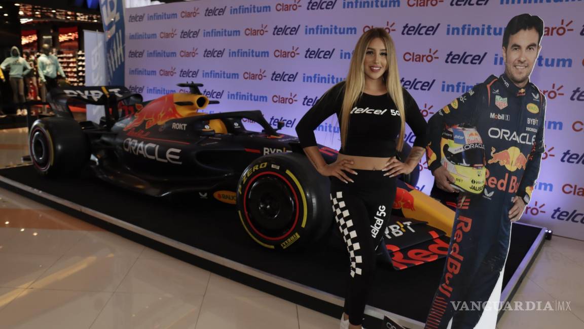 $!Checo Pérez “estuvo presente” durante la exhibición de su monoplaza.