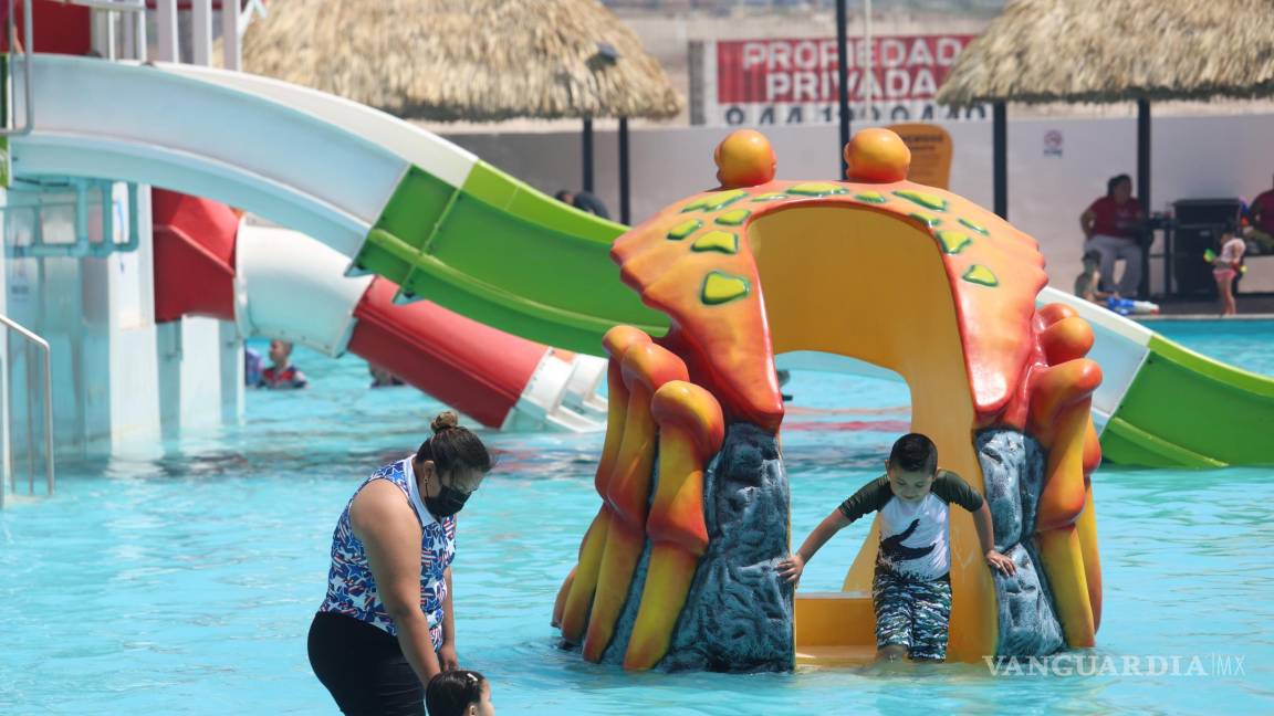 $!Las albercas lucieron llenas durante el fin de semana, gracias a las altas temperaturas y el inicio de la Semana Santa.