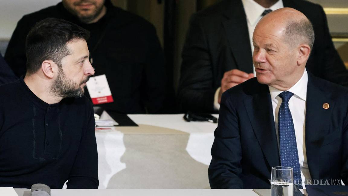 $!El canciller alemán, Olaf Scholz, habla con el presidente ucraniano, Volodímir Zelenski en la cumbre de la “Coalición de la Voluntad” en París, Francia.