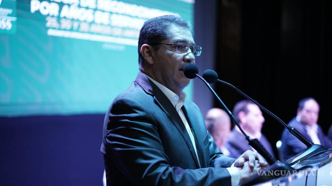 $!Autoridades del IMSS en el estado iniciaron la jornada de celebración con una sesión solemne encabezada por el doctor José Valeriano Ibáñez.