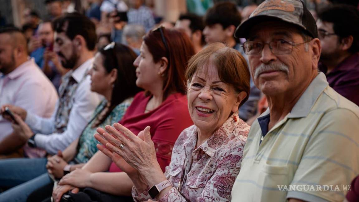 $!Decenas de personas acudieron al Paseo Capital, en el Distrito Centro de Saltillo, para disfrutar del Concierto de Primavera organizado por la Secretaría de Cultura del Estado y el Instituto Municipal de Cultura.