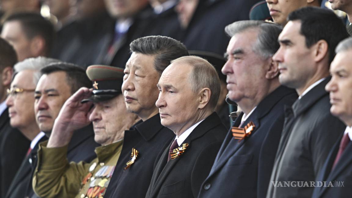 $!El presidente de Rusia, Vladímir Putin, y el mandatario de China, Xi Jinping, ven el desfile militar del Día de la Victoria en Moscú, Rusia.