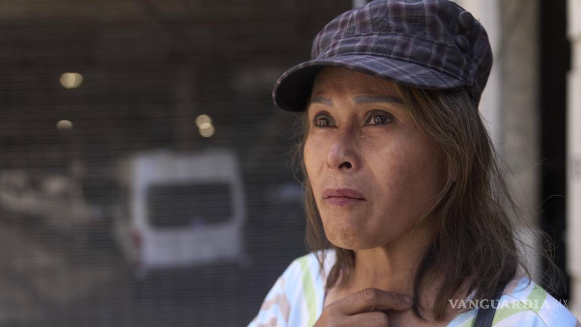 $!Som Xin, nacida en Laos, frente el centro de procesamiento del ICE Los Ángeles para buscar a un familiar detenido por agentes federales en Los Ángeles.