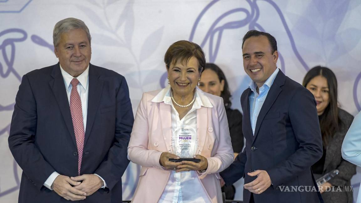 $!Durante la ceremonia de reconocimiento, el alcalde José María Fraustro Siller y el gobernador Manolo Jiménez destacan la labor de mujeres emprendedoras, subrayando su contribución y motivación para las generaciones futuras.