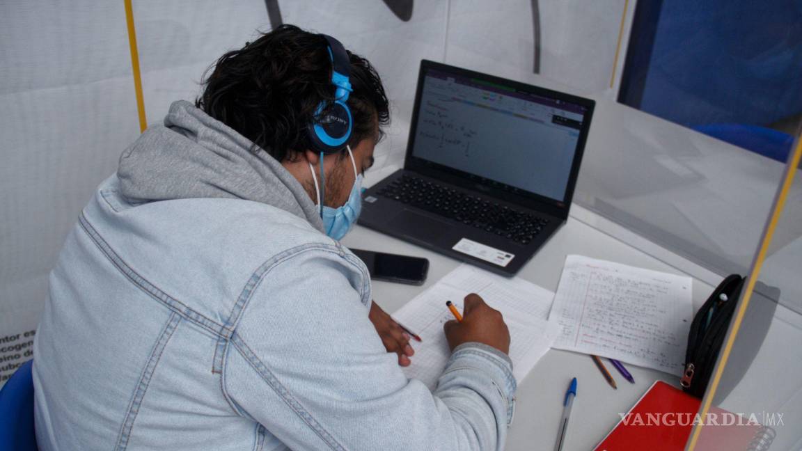 Estudiantes libran examen de admisión de la UAdeC con computadoras y móviles prestados