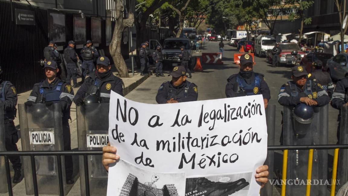 Chocan por soldados en las calles