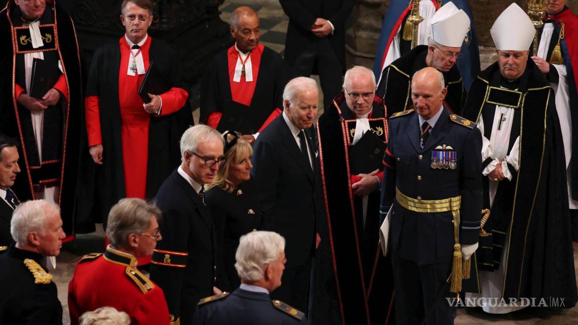 $!El presidente de Estados Unidos, Joe Biden, y la primera dama, Jill Biden, llegan a la Abadía de Westminster el día del funeral de la reina Isabel II, en Londres.