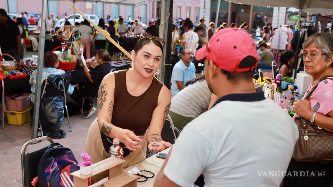 $!El Bazar mujeres unidas logró reunir gran número de clientes.