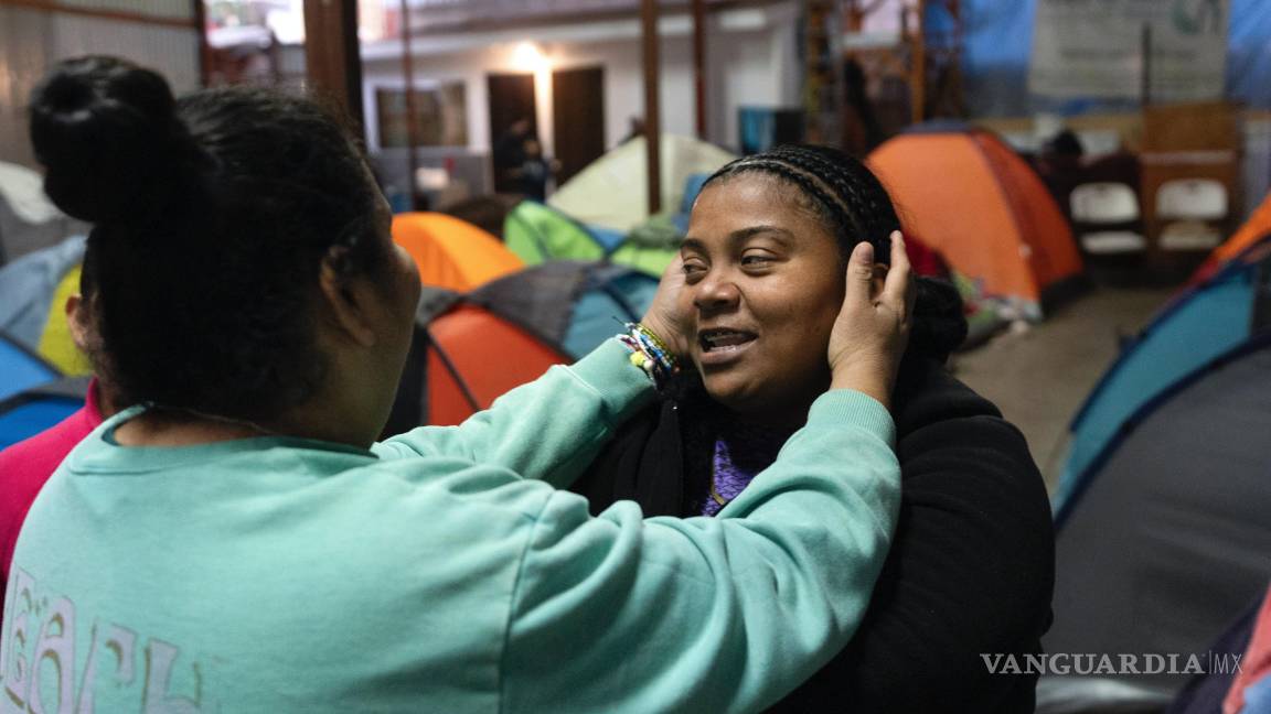 $!Margelis Rodríguez (d) de Venezuela, recibe un abrazo de una amiga en un refugio de migrantes donde se aloja con sus dos hijos en Tijuana, México.