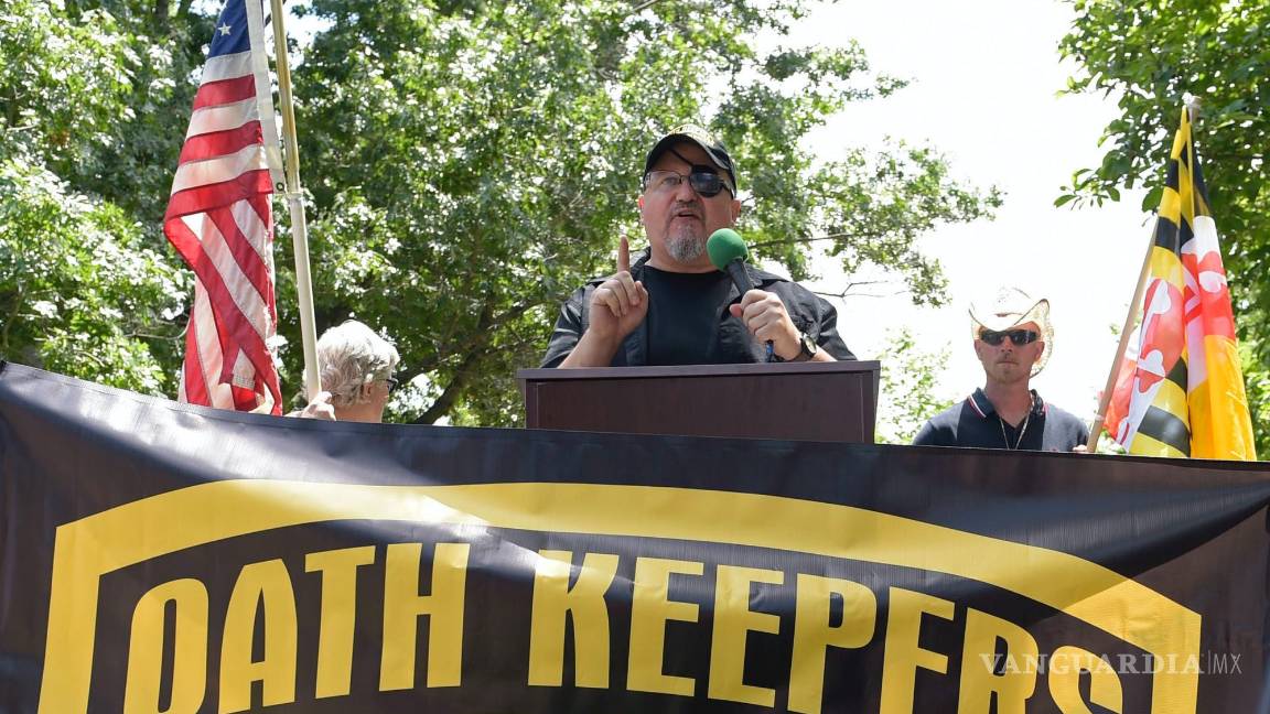 $!Stewart Rhodes, fundador de Oath Keepers, centro, habla durante un mitin frente a la Casa Blanca en Washington, el 25 de junio de 2017.