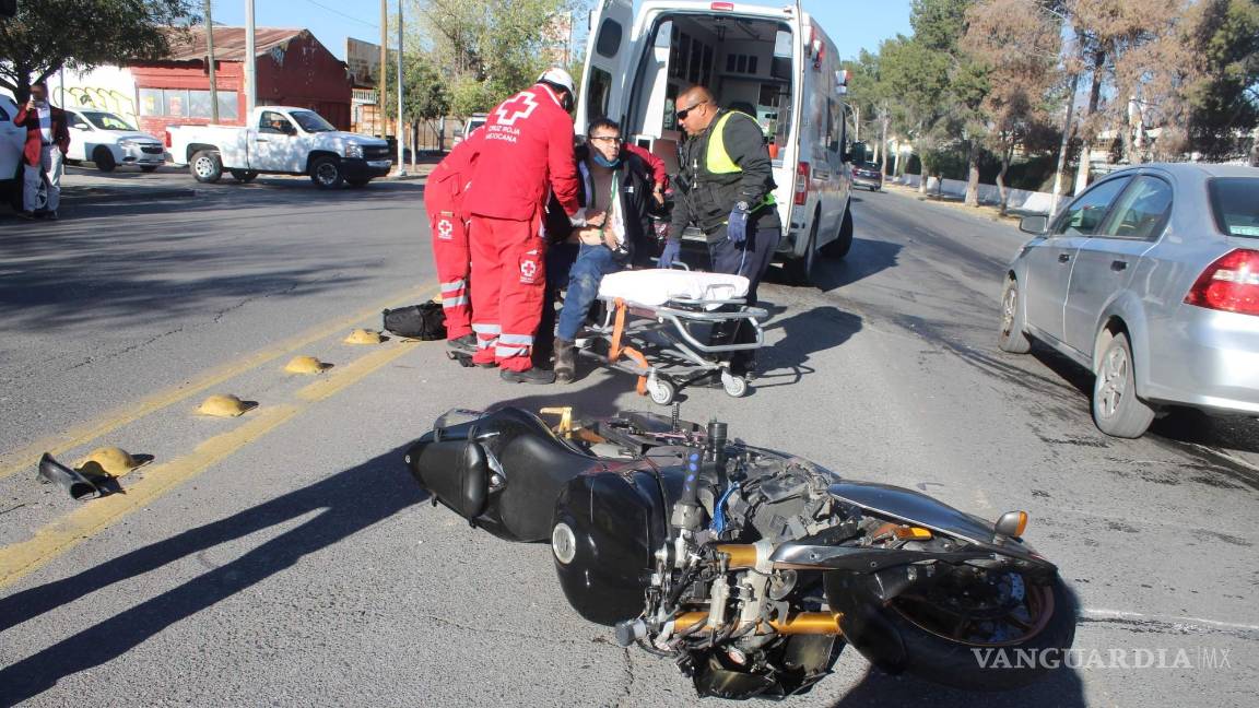 Auto no respeta alto y embiste a motociclista, en el centro de Saltillo