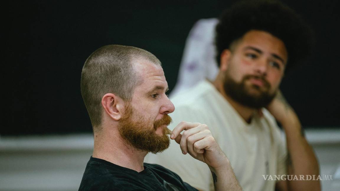 $!Shawn Sullivan (i) y Jesse Falcon participan en una clase de “Caminos hacia la sanación”, parte de un programa del condado de Bexar en San Antonio, Texas.