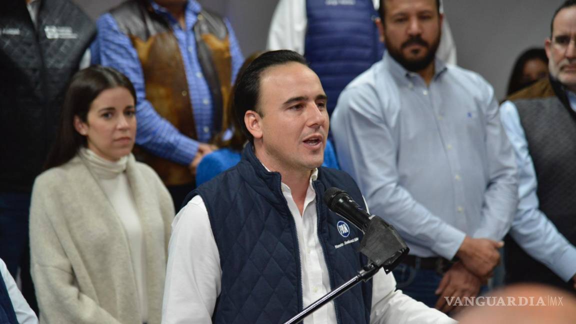 $!Manolo Jiménez Salina hsizo entrega de su documentación ante el instituto político para convertirse en el precandidato a Gobernador del PAN.