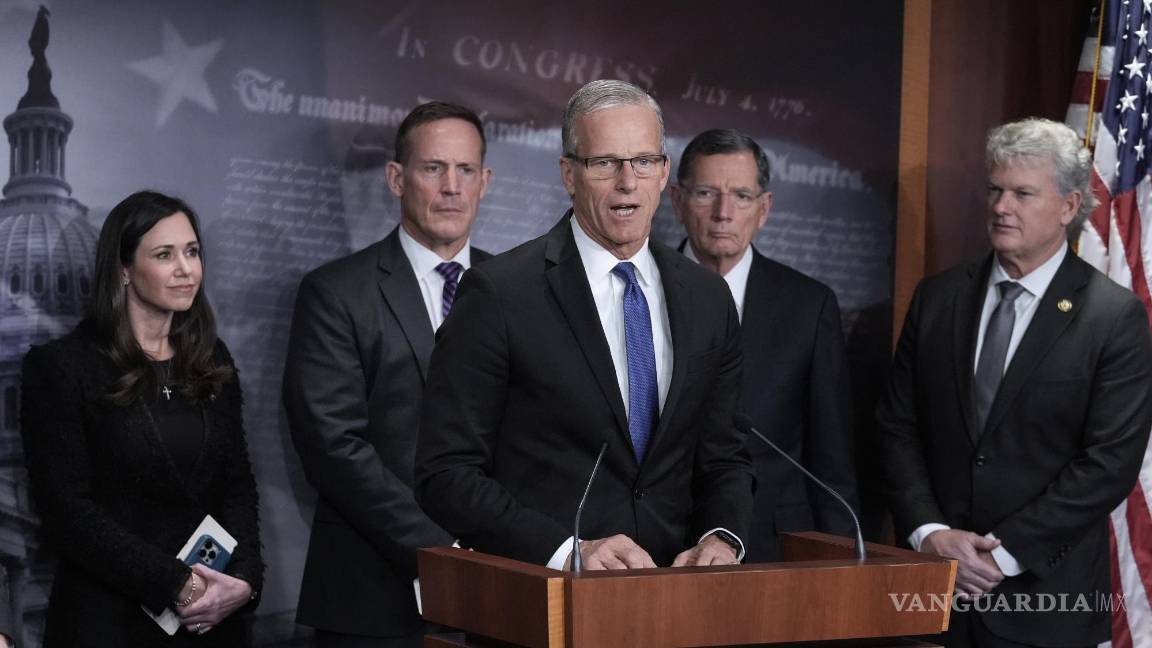 $!El líder de la mayoría del Senado, John Thune, republicano por Dakota del Sur habla con los periodistas sobre la Ley Laken Riley.