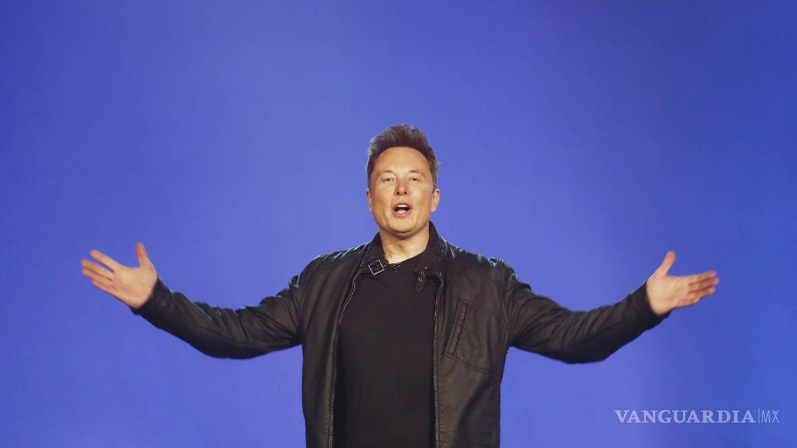 $!El CEO de Tesla, Elon Musk, presenta el Cybertruck en el estudio de diseño de Tesla el jueves 21 de noviembre de 2019 en Hawthorne, California.