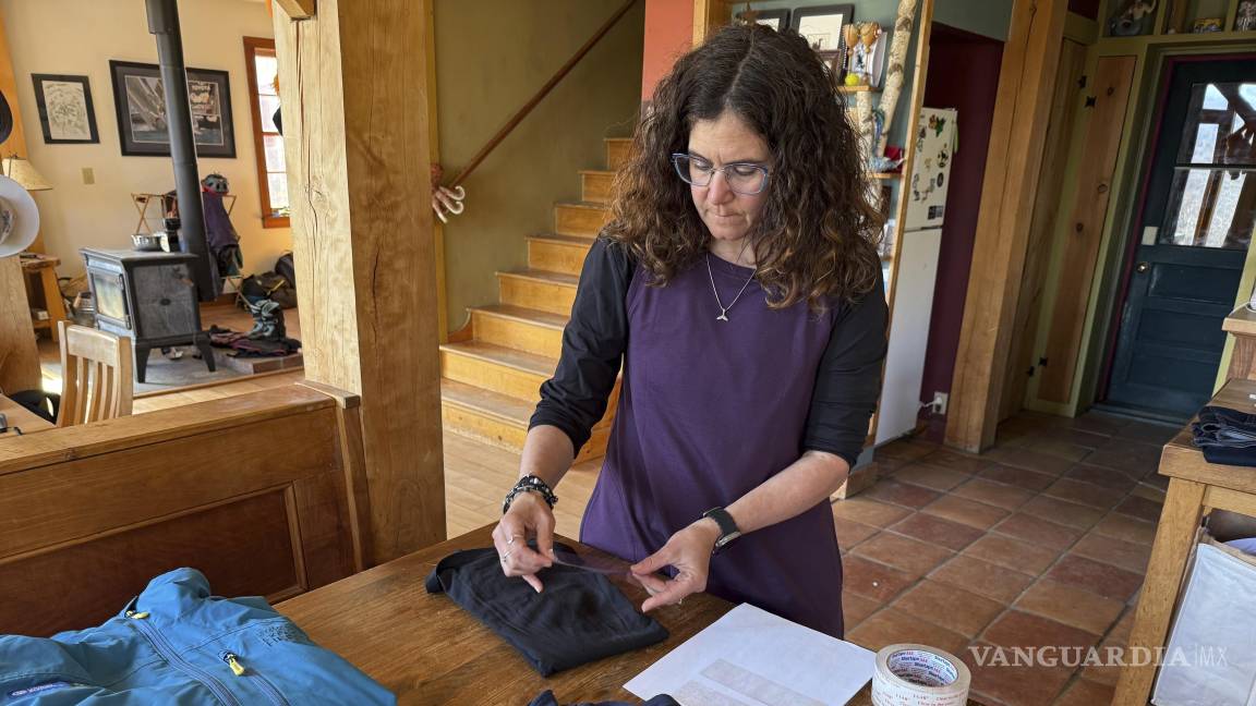 Tu ropa desprende microplásticos: esto es lo que se está haciendo al respecto este Día de la Tierra