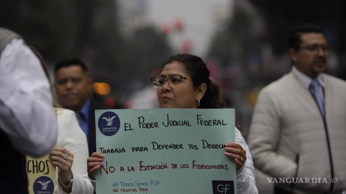 $!Manifestación de trabajadores de la Suprema Corte de Justicia de la Nación para exigir derechos laborales y contra la desaparición de 13 fideicomisos.
