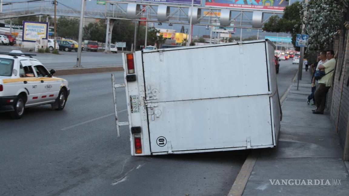 Se le zafa la caja y vuelca frente a la iglesia de Lourdes, en Saltillo