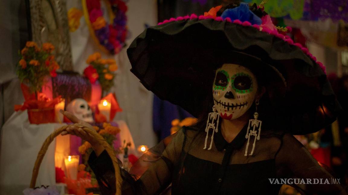 $!En el Día Muertos, las almas deben regresar a casa, por lo que los altares se comenzaron a colocar con el objetivo de ayudarles, de que estos sean una guía.