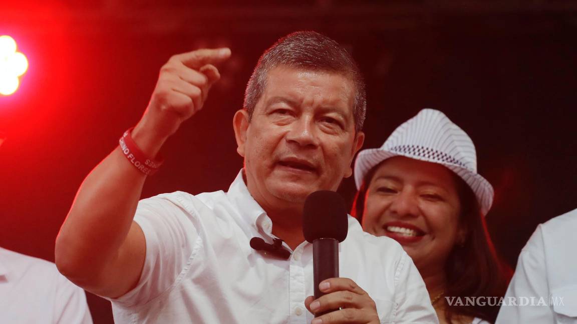 $!El candidato a la presidencia por Frente Farabundo Martí para la Liberación Nacional (FMLN) Manuel Flores, en el cierre de campaña en San Salvador.