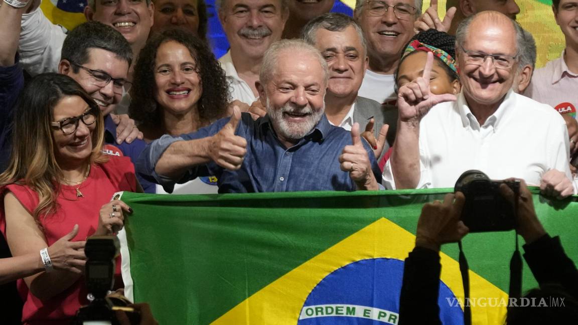 $!El expresidente brasileño Luiz Inácio Lula da Silva celebra con su esposa Rosangela Silva, a la izquierda, y su compañero de fórmula Geraldo Alckmin.