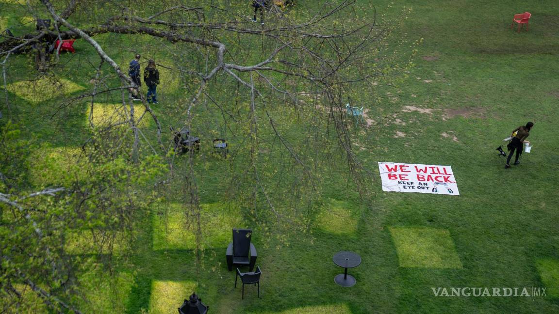 $!Los cuadrados marcan donde alguna vez estuvieron tiendas de campaña después de que un campamento propalestino fuera derribado en la Universidad de Brown.