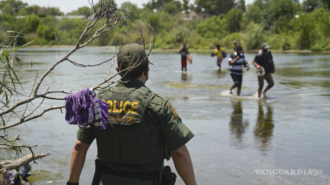 ‘Pasamos la línea de lo inhumano’: agente de Texas al recibir orden de empujar niños migrantes al Río Bravo