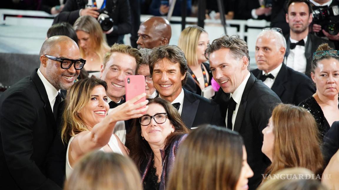 $!El actor estadounidense Tom Cruise (c) posa para una selfie con invitados en la proyección de ‘Top Gun: Maverick’ en el Festival de Cine de Cannes.
