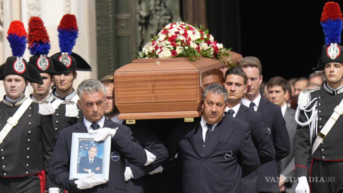 $!En algunos sectores de la sociedad hubo polémico al declararse un día de luto nacional por el deceso del ex primer ministro.