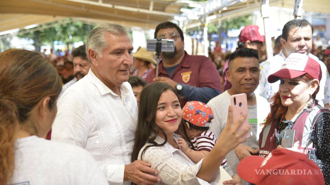 $!Adán Augusto se dio tiempo para acercarse con sus simpatizantes.