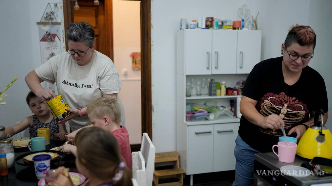 $!Las ciudadanas rusas Anna Domini, a la izquierda, y su esposa Anastasia, preparan el desayuno para sus hijos en su casa de Buenos Aires, Argentina.